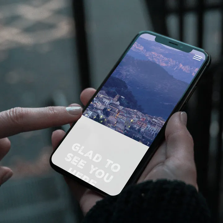 Cal compte priorat village page mobile mockup